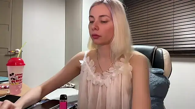 Snapshot of yunasuka chatting on January 9, 12:09 pm yunasuka online show from January 9, 12:09 pm