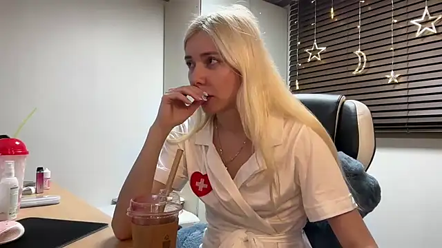 Snapshot of yunasuka chatting on January 17, 6:44 pm yunasuka online show from January 17, 6:44 pm