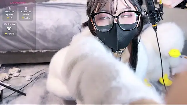 Yu UwU  online show from January 1, 2:42 pm