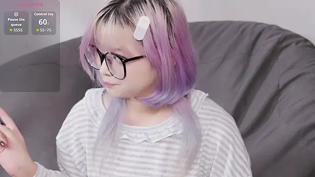 Yu UwU  online show from October 5, 1:53 pm