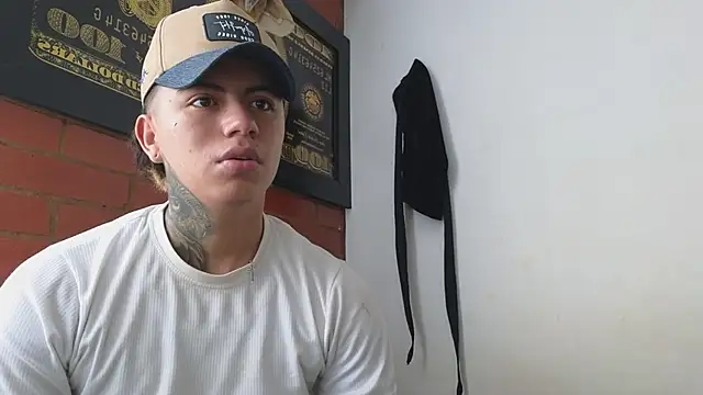 Snapshot of Thiago_x_Sahara chatting on February 11, 1:09 pm Thiago x Sahara online show from February 11, 1:09 pm