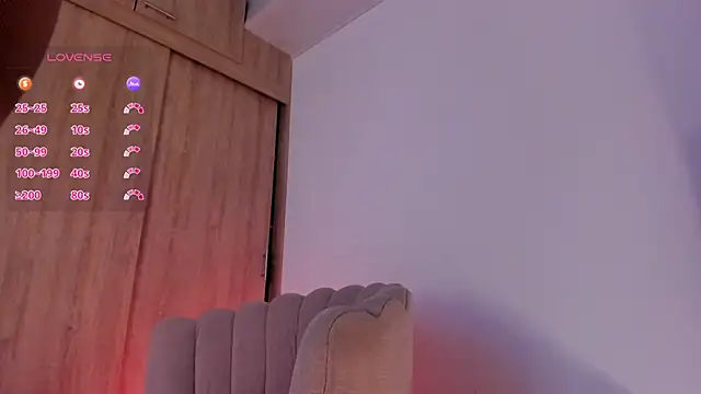 Snapshot of caroliinna_ chatting on July 3, 1:34 am caroliinna online show from July 3, 1:34 am