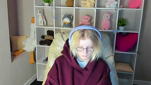 ElizabethHarpper online show from December 16, 12:37 am