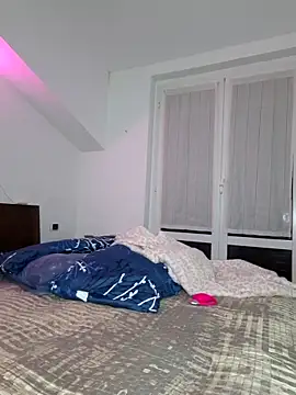 LollyJek  online show from April 12, 8:25 pm