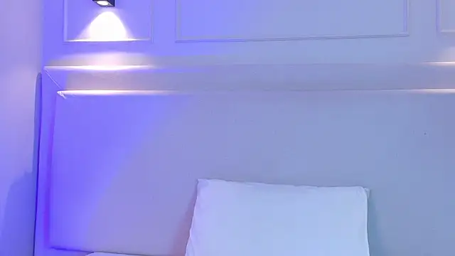 Snapshot of NaomiKlarc chatting on May 4, 12:01 pm NaomiKlarc online show from May 4, 12:01 pm