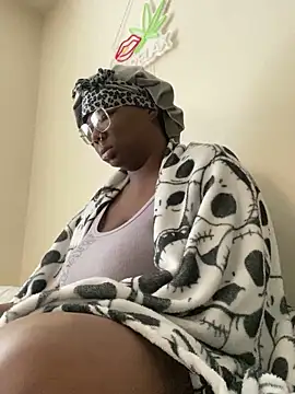 Snapshot of DamnBubbles chatting on February 9, 2:32 pm DamnBubbles online show from February 9, 2:32 pm