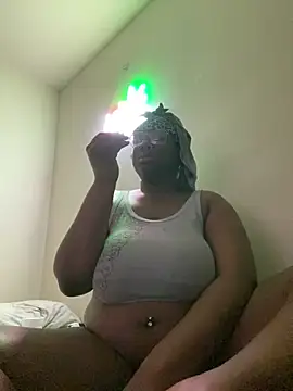 Snapshot of DamnBubbles chatting on February 10, 3:32 am DamnBubbles online show from February 10, 3:32 am