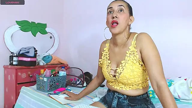 latinabueno41 online show from February 13, 1:29 am