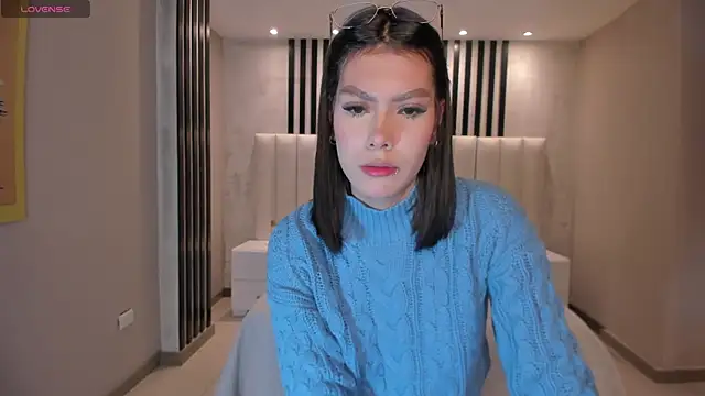 NiaSalvatore online show from October 13, 11:10 am