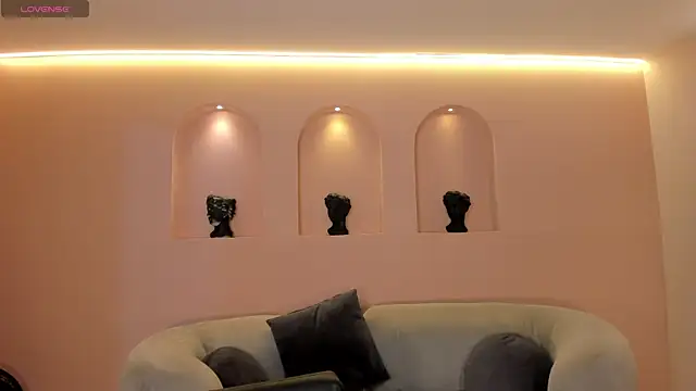 NiaSalvatore online show from October 30, 6:30 pm