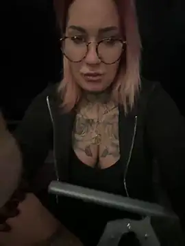 Snapshot of Mia-Fuchs chatting on March 12, 5:02 am Mia-Fuchs online show from March 12, 5:02 am