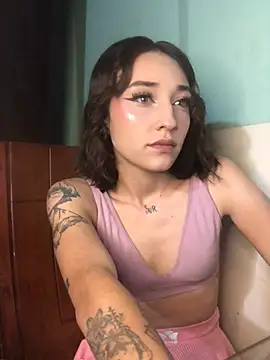 Snapshot of NickiYoung chatting on January 20, 5:48 am NickiYoung online show from January 20, 5:48 am