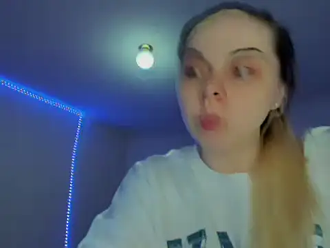 Snapshot of HappyIva chatting on March 4, 3:44 am HappyIva online show from March 4, 3:44 am