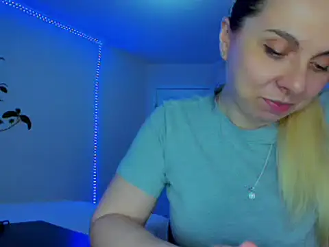Snapshot of HappyIva chatting on March 16, 1:17 am HappyIva online show from March 16, 1:17 am