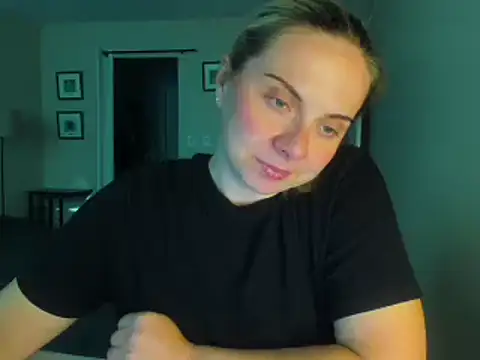 Snapshot of HappyIva chatting on September 24, 3:59 pm HappyIva online show from September 24, 3:59 pm