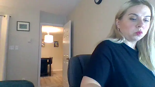 Snapshot of HappyIva chatting on October 18, 6:19 pm HappyIva online show from October 18, 6:19 pm