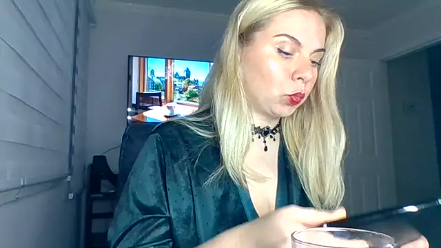 Snapshot of HappyIva chatting on October 23, 1:16 am HappyIva online show from October 23, 1:16 am