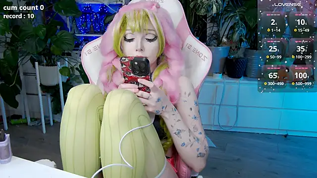 cutelittlepuff online show from March 22, 3:59 pm