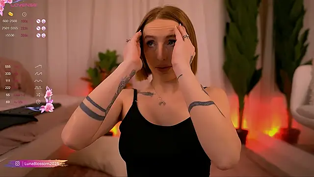 Snapshot of LunaBlossomX chatting on March 5, 8:42 pm LunaBlossomX online show from March 5, 8:42 pm