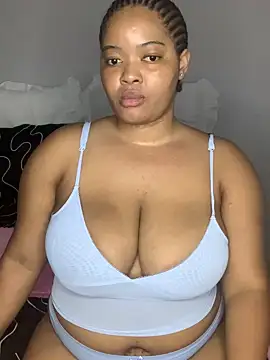 Snapshot of sexytinashe21 chatting on October 17, 8:33 pm sexytinashe21 online show from October 17, 8:33 pm