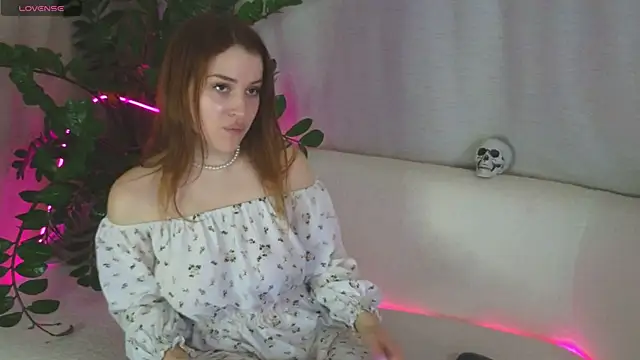 Snapshot of EllieGarson chatting on October 28, 5:15 pm EllieGarson online show from October 28, 5:15 pm