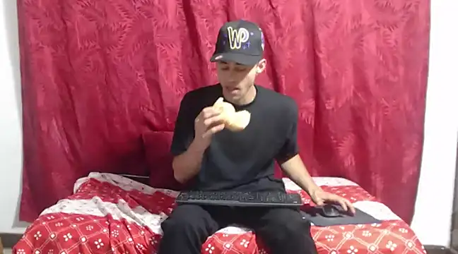 Snapshot of Cris_steban1 chatting on January 10, 9:13 am Cris steban1 online show from January 10, 9:13 am