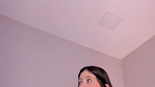 sara  jones gh online show from November 25, 11:43 am