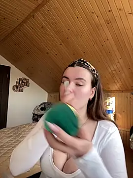 mewKate online show from April 4, 3:09 pm