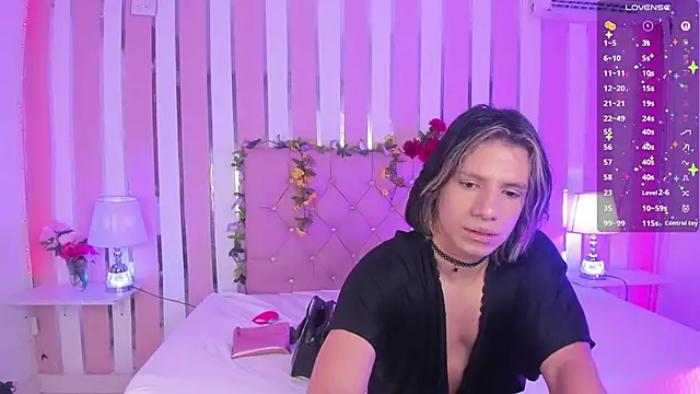 Snapshot of TylerBloom chatting on September 26, 12:42 pm TylerBloom online show from September 26, 12:42 pm