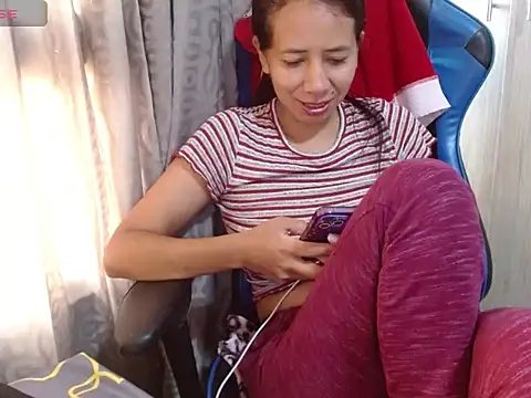 Danielagomez33 online show from April 14, 1:06 pm