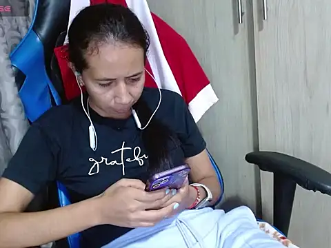 Danielagomez33 online show from April 16, 12:22 am