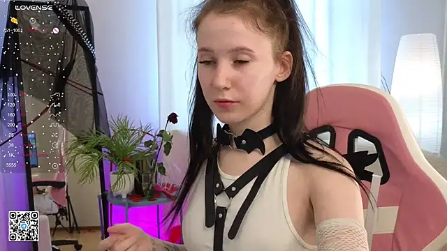 mon lola online show from February 16, 9:04 am