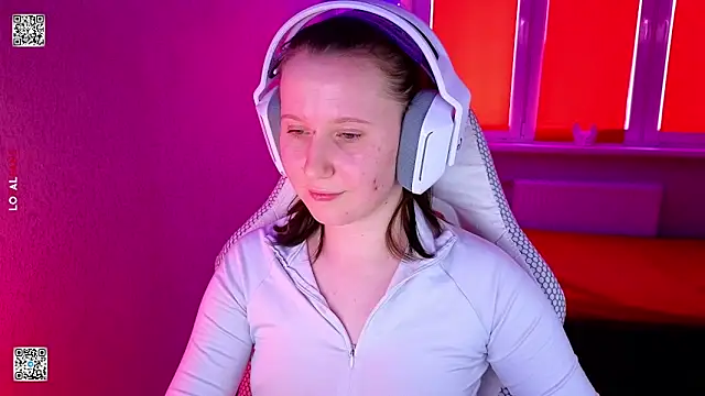 mon lola online show from February 5, 8:19 am