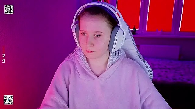 mon lola online show from April 24, 1:24 pm