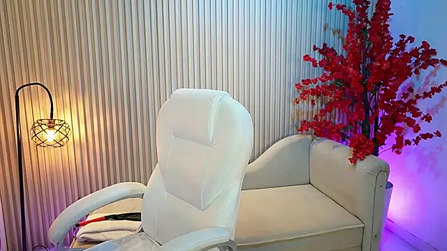 Emma Walkerr  online show from October 3, 7:00 pm