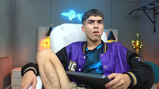 Tommy18   online show from February 14, 6:34 am