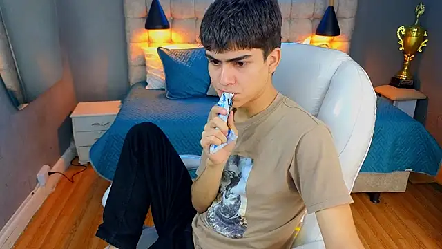 Tommy18   online show from March 18, 4:37 am