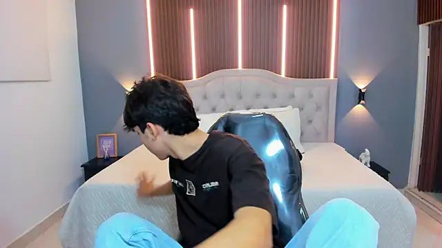 Tommy18   online show from September 30, 3:44 am