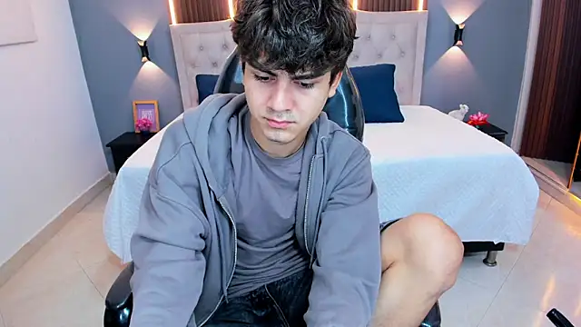 Tommy18   online show from April 11, 3:33 am