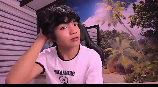 Snapshot of AllanYong18 chatting on February 1, 2:05 am AllanYong18 online show from February 1, 2:05 am