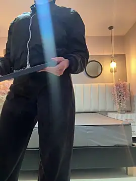 chelsea bolton  online show from April 15, 12:23 pm