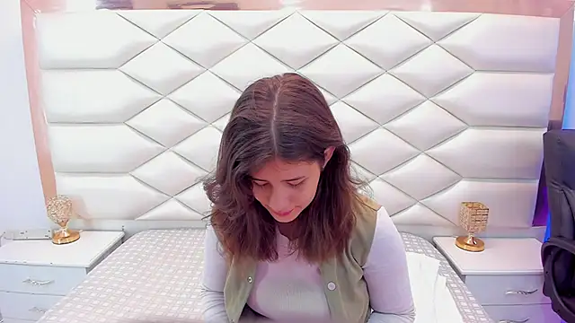 Snapshot of MiaQueen021 chatting on February 4, 12:33 pm MiaQueen021 online show from February 4, 12:33 pm