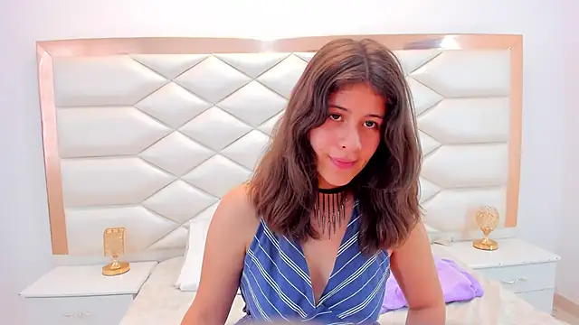 Snapshot of MiaQueen021 chatting on February 11, 4:02 pm MiaQueen021 online show from February 11, 4:02 pm