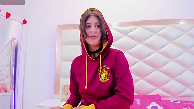 Snapshot of MiaQueen021 chatting on March 6, 3:35 pm MiaQueen021 online show from March 6, 3:35 pm