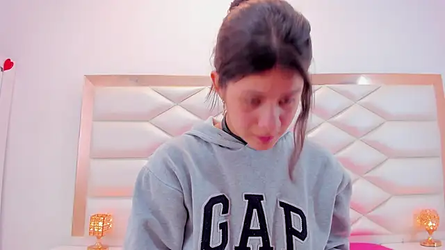 Snapshot of MiaQueen021 chatting on March 8, 3:35 pm MiaQueen021 online show from March 8, 3:35 pm