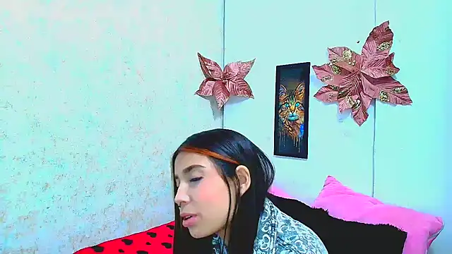 Snapshot of Rousse_violett chatting on February 4, 8:17 pm Rousse violett online show from February 4, 8:17 pm