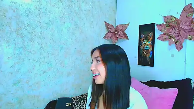 Snapshot of Rousse_violett chatting on February 6, 8:02 pm Rousse violett online show from February 6, 8:02 pm