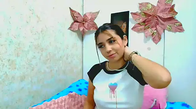 Snapshot of Rousse_violett chatting on February 25, 10:39 pm Rousse violett online show from February 25, 10:39 pm