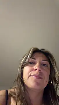 Snapshot of LunaBeya chatting on April 6, 4:21 am LunaBeya online show from April 6, 4:21 am