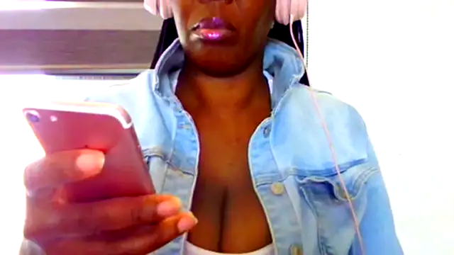 Snapshot of chocolatechipkukky85 chatting on April 29, 8:59 pm chocolatechipkukky85 online show from April 29, 8:59 pm
